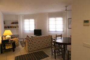 TV - 2 bed. GF apartment in center of Begur, w shared pool & parking (H62) (Begur)
