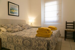 2 bedrooms, iron/ironing board, internet, bed sheets - 2 bed. GF apartment in center of Begur, w shared pool & parking (H62) (Begur)