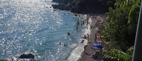 En la playa y camastros