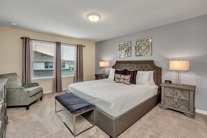 5 Schlafzimmer, Schreibtisch, Bügeleisen/Bügelbrett, Reisekinderbett