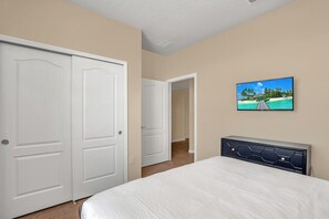 Ground floor bedroom with queen bed - Majestic 5BR Townhome w Pool, Theme Rooms near WDW (Kissimmee)