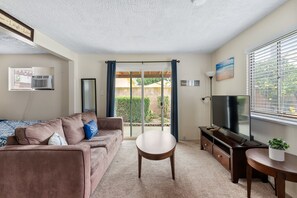 4 chambres, bureau, fer et planche à repasser, lit parapluie