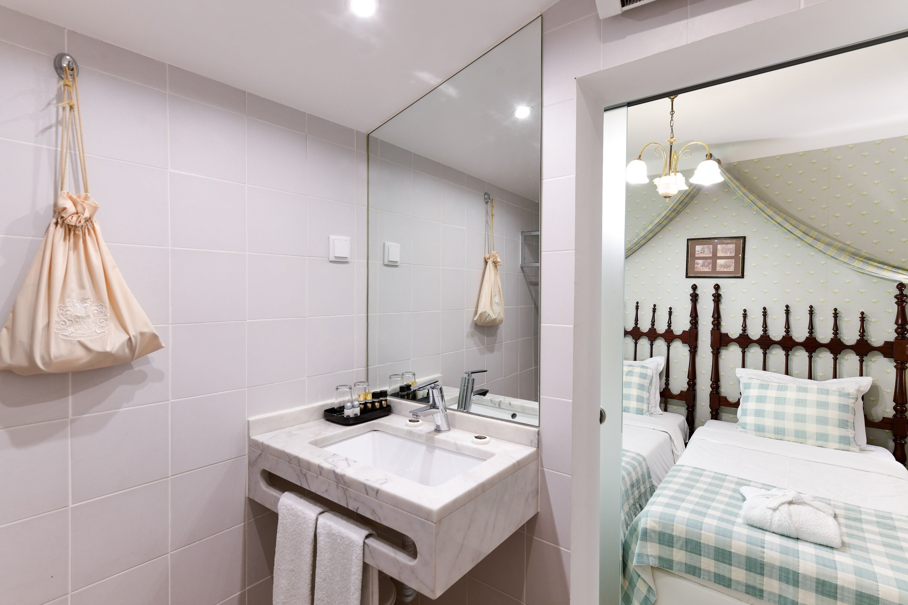 standard double or twin room | bathroom | free toiletries, hair dryer, bathrobes, slippers