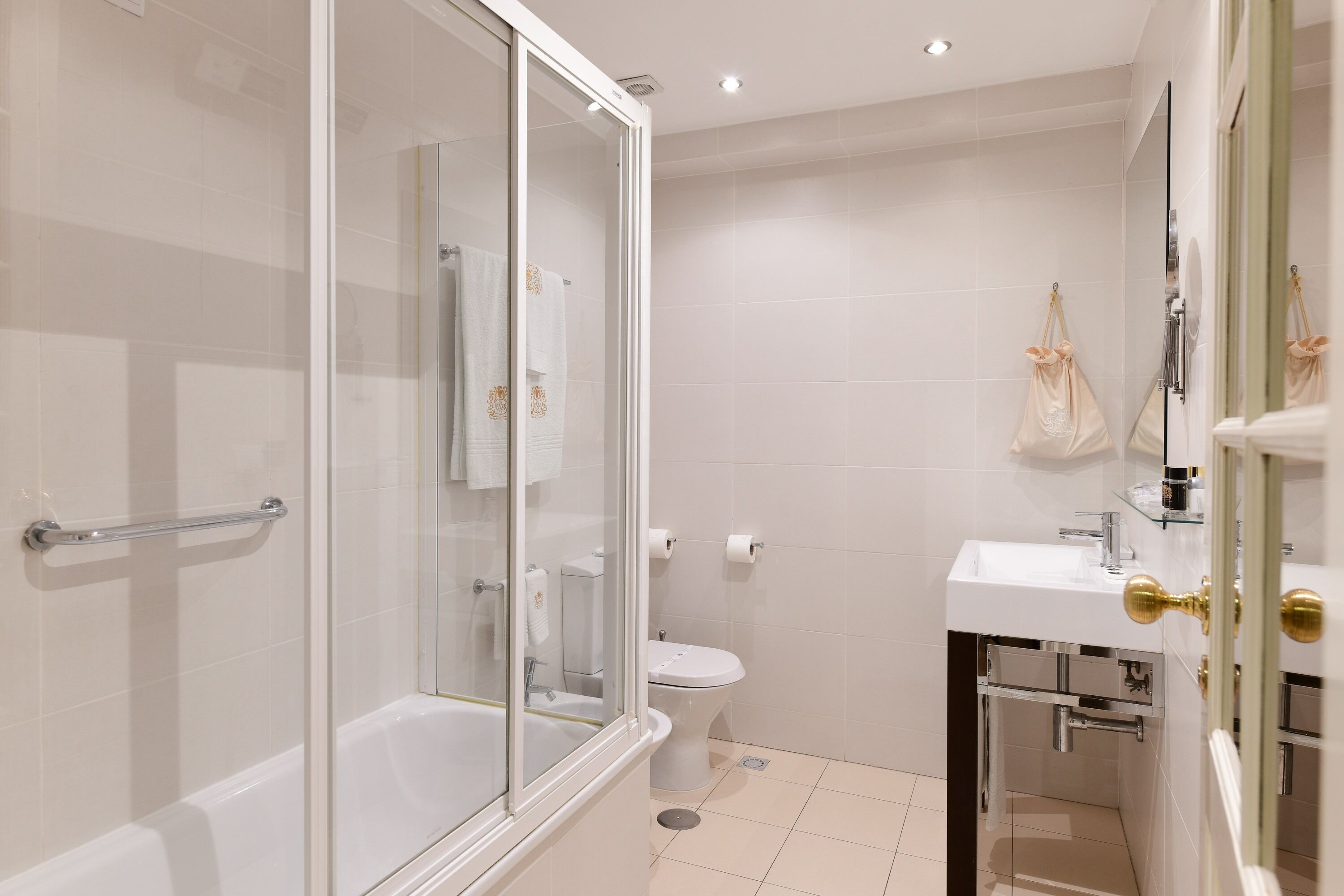 superior double or twin room | bathroom | free toiletries, hair dryer, bathrobes, slippers