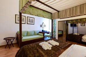 Habitación superior con 1 cama matrimonial o 2 individuales | Caja de seguridad en la habitación y decoración personalizada 