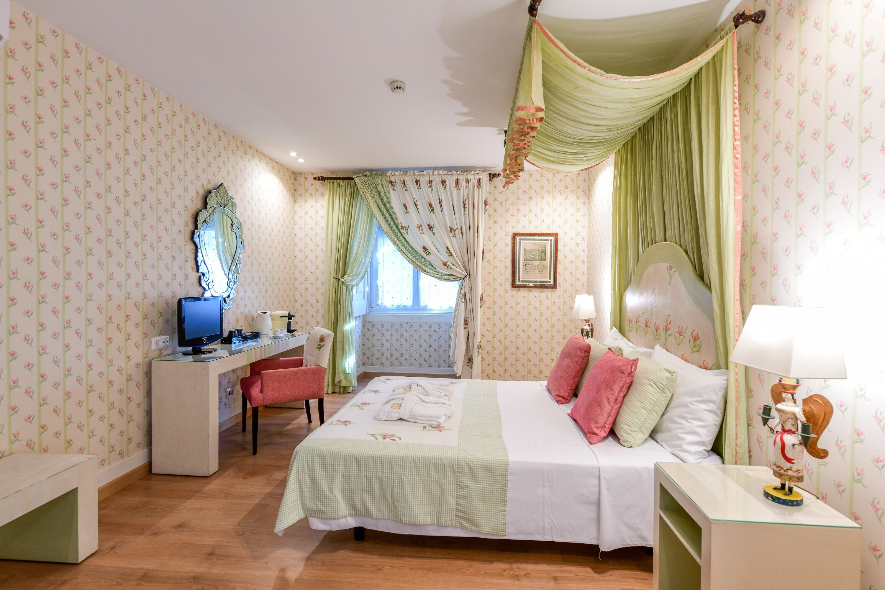 grand double room | 1 bedroom, in-room safe, individually decorated, desk