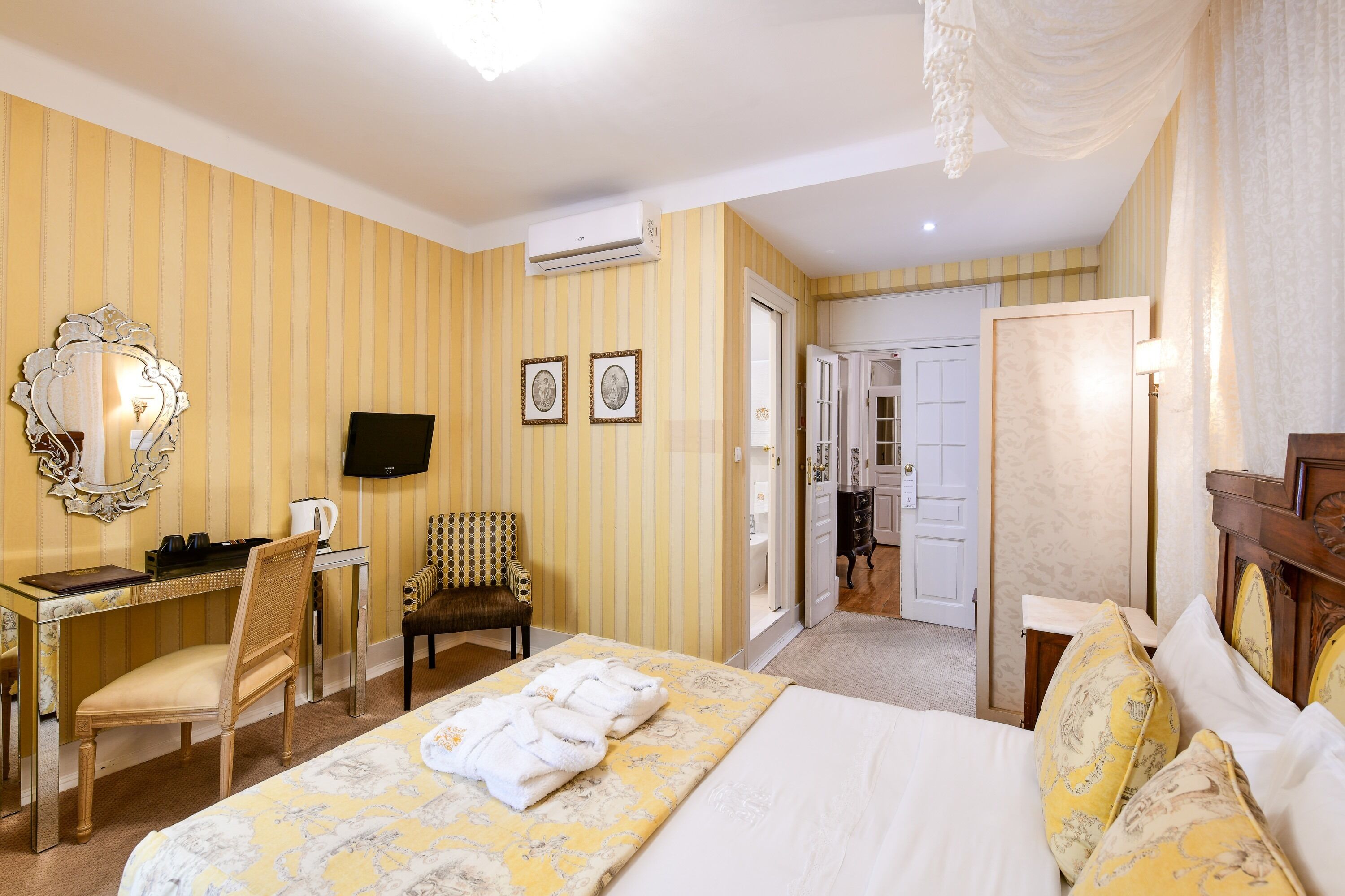 standard double or twin room | 1 bedroom, in-room safe, individually decorated, desk