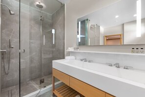 Badewanne, Regendusche, Haartrockner, Handtücher