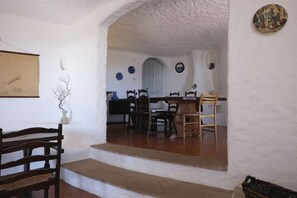 Panoramic-Villa | Wohnzimmer | 32-cm-Flachbildfernseher mit Digitalempfang, Fernseher, Kamin