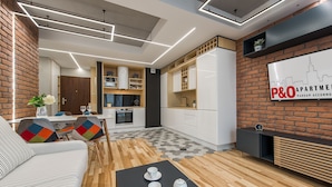 A modern apartment with a kitchen, dining area, and living room. - P&O Apartments Cybernetyki 6 (Warsaw)
