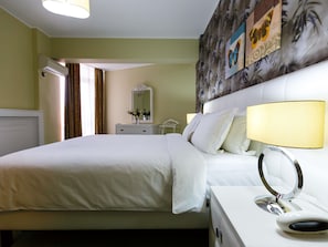 Superior-Suite, 1 Doppelbett und Schlafsofa | 1 Schlafzimmer, schallisolierte Zimmer, kostenloses WLAN, Bettwäsche