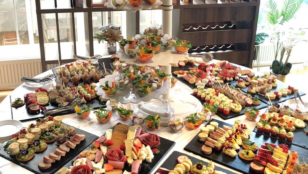 A buffet table with various food items and utensils. - Mercure Galati Centrum (Galati)