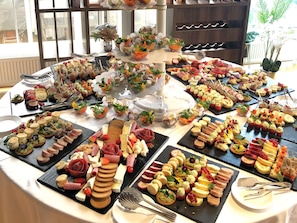 A buffet table with various food items and utensils. - Mercure Galati Centrum (Galati)