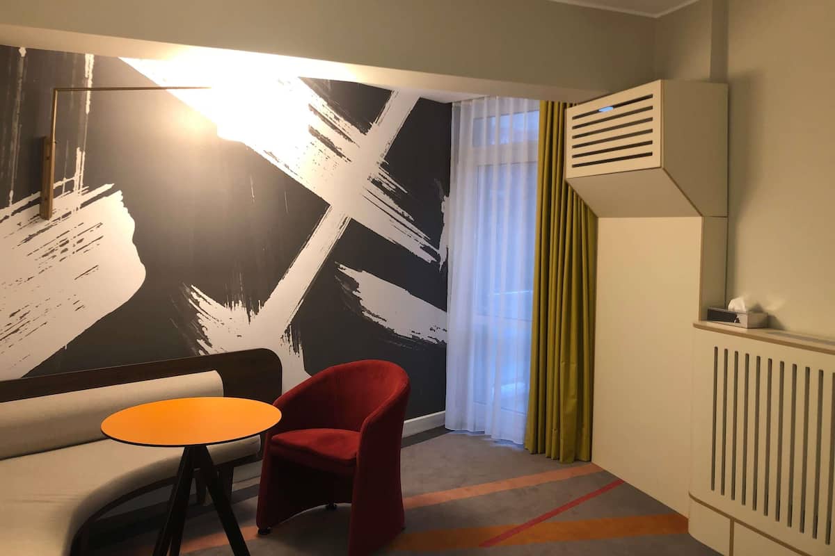 Escritorio, sistema de insonorización, wifi gratis y ropa de cama