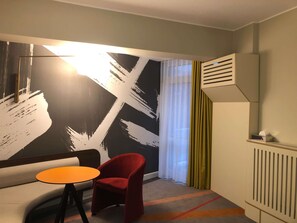 Escritorio, sistema de insonorización, wifi gratis y ropa de cama 