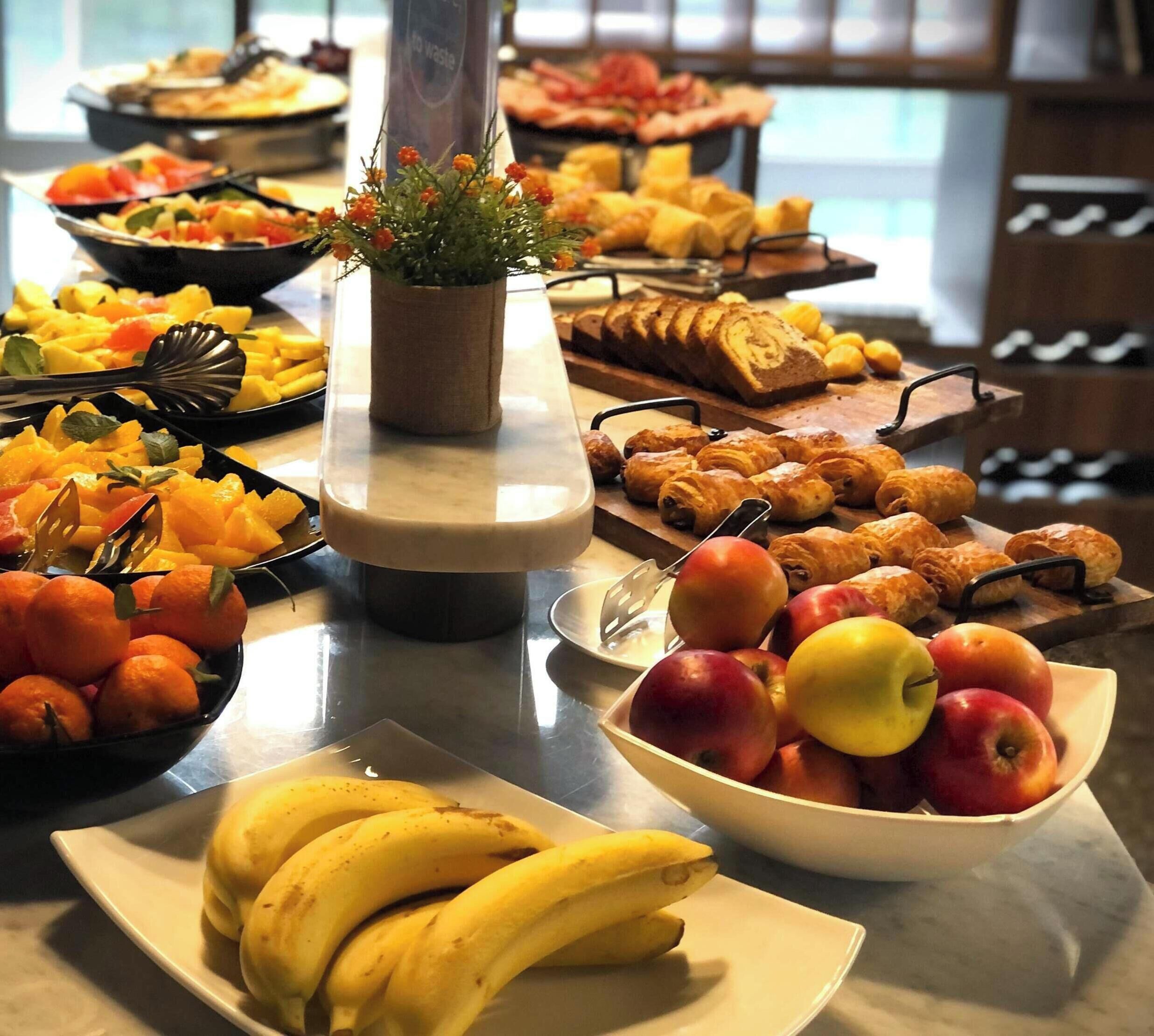 Se ofrece un desayuno bufé todos los días (por un coste adicional)