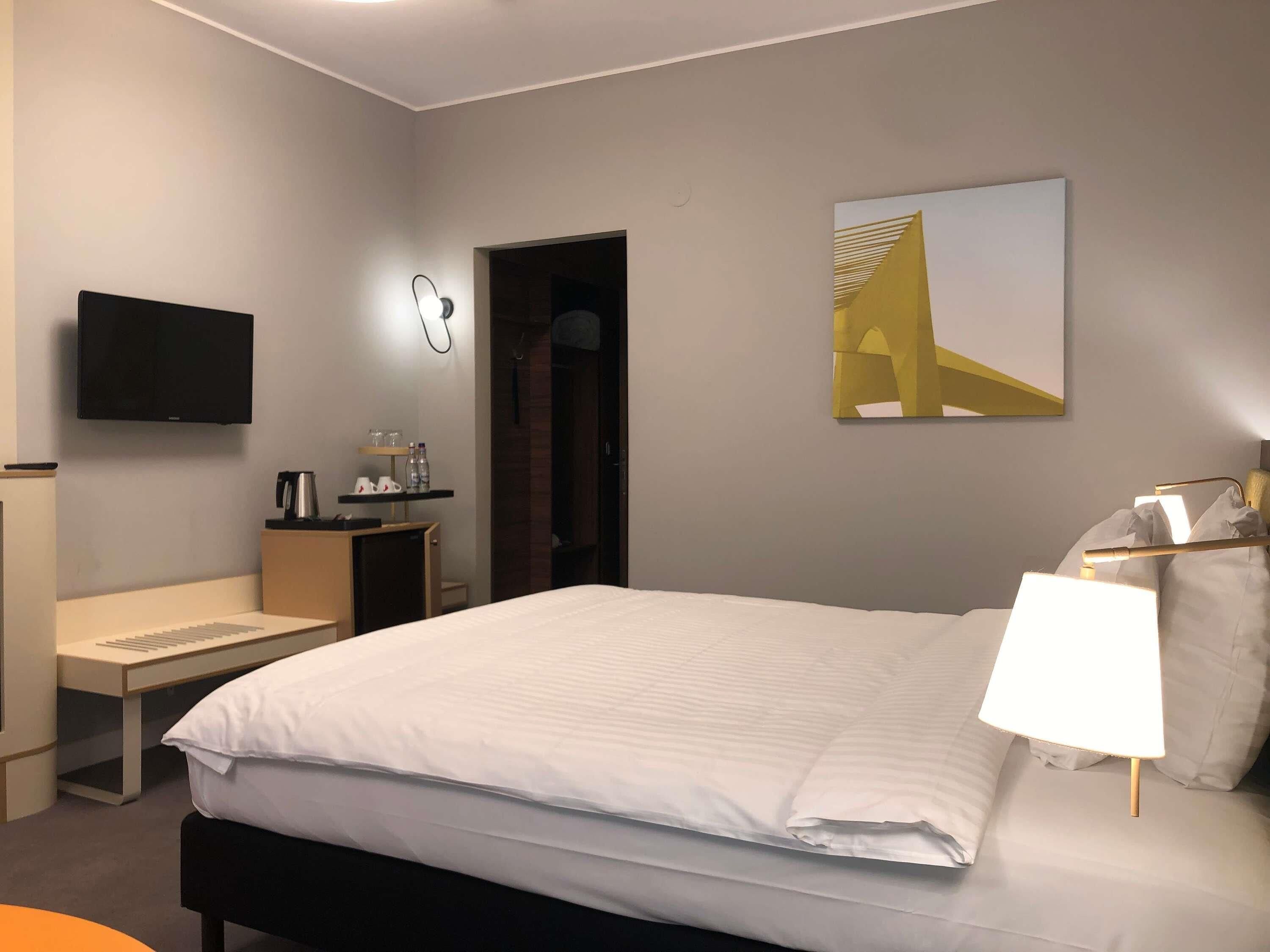Escritorio, sistema de insonorización, wifi gratis y ropa de cama 