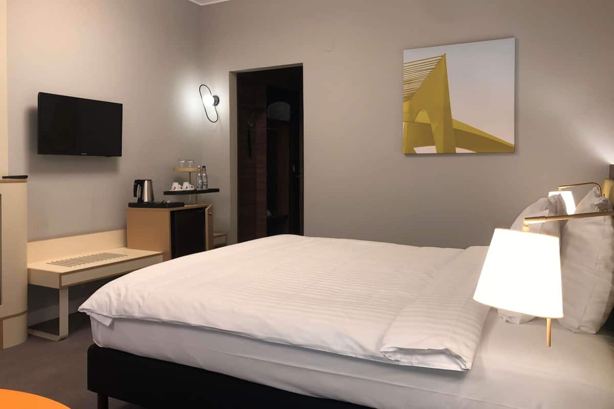 Escritorio, sistema de insonorización, wifi gratis y ropa de cama