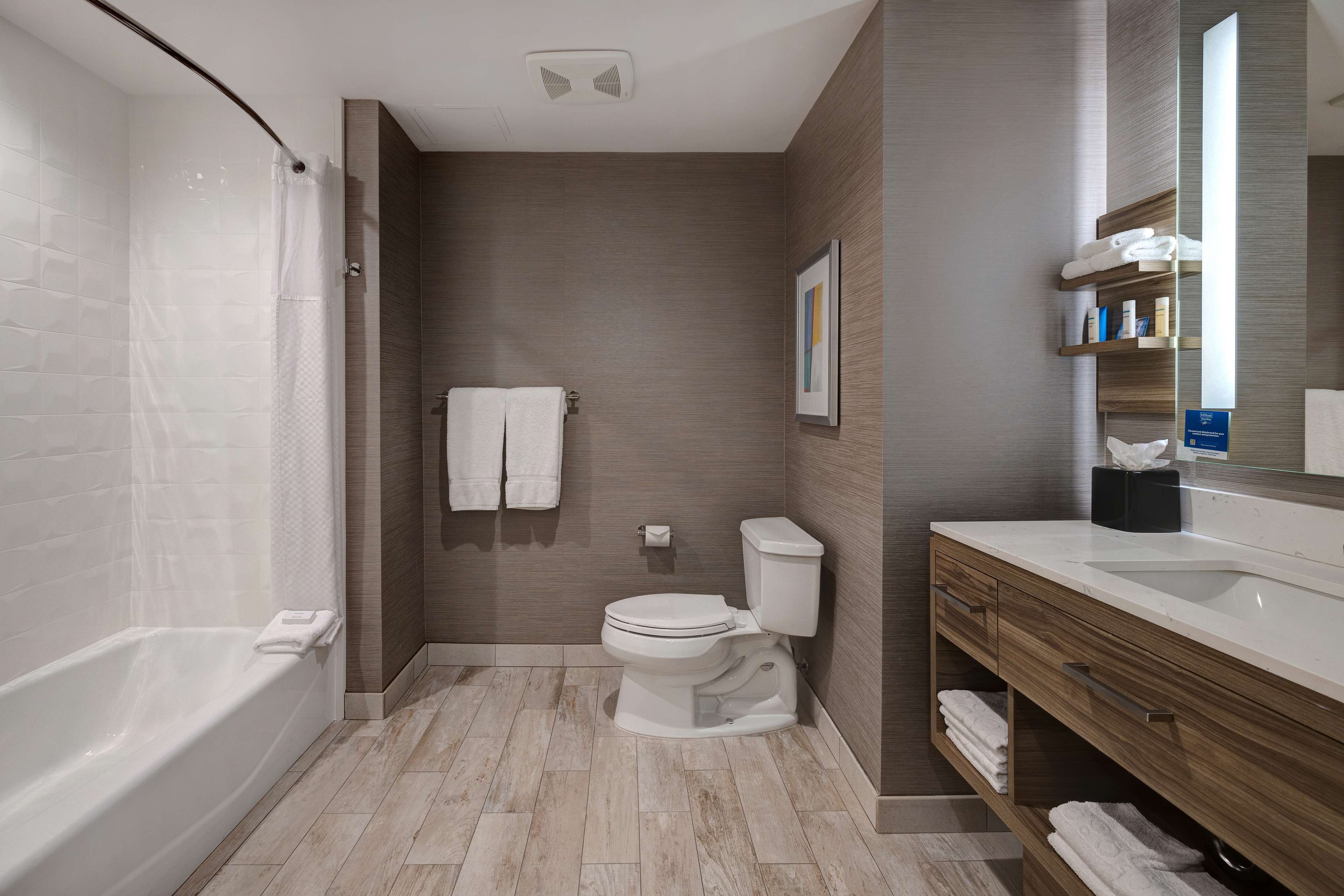 combined shower/bathtub, hair dryer, towels