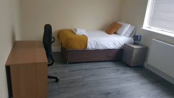 4 bedrooms, desk, WiFi