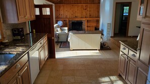 Una cocina amplia con armarios de madera, encimeras de granito y una isla central.