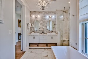 Combined shower/tub, hair dryer, towels