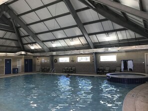 Una piscina techada, una piscina al aire libre