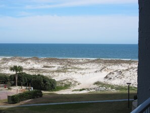 Accommodatie ligt op het strand, ligstoelen