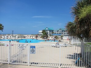 Een binnenzwembad en een buitenzwembad