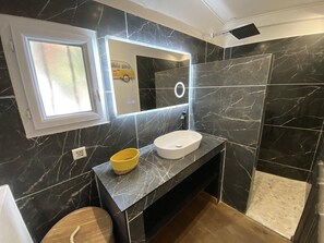 Shower, hair dryer, towels - Villa, 300 metres from the beaches of Juan les Pins with heated swimming pool (Antibes)