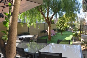 Outdoor dining - Villa, 300 metres from the beaches of Juan les Pins with heated swimming pool (Antibes)