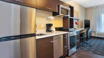 Suite, 1 Bedroom | Private kitchen | Microwave, coffee/tea maker