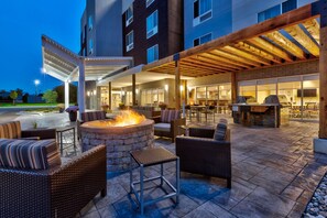 Terrace/patio - TownePlace Suites by Marriott Grand Rapids Airport Southeast (Grand Rapids)