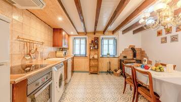 Microondas, horno, placa de cocina y lavavajillas