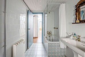 Duschwanne, Haartrockner, Handtücher, Toilettenpapier