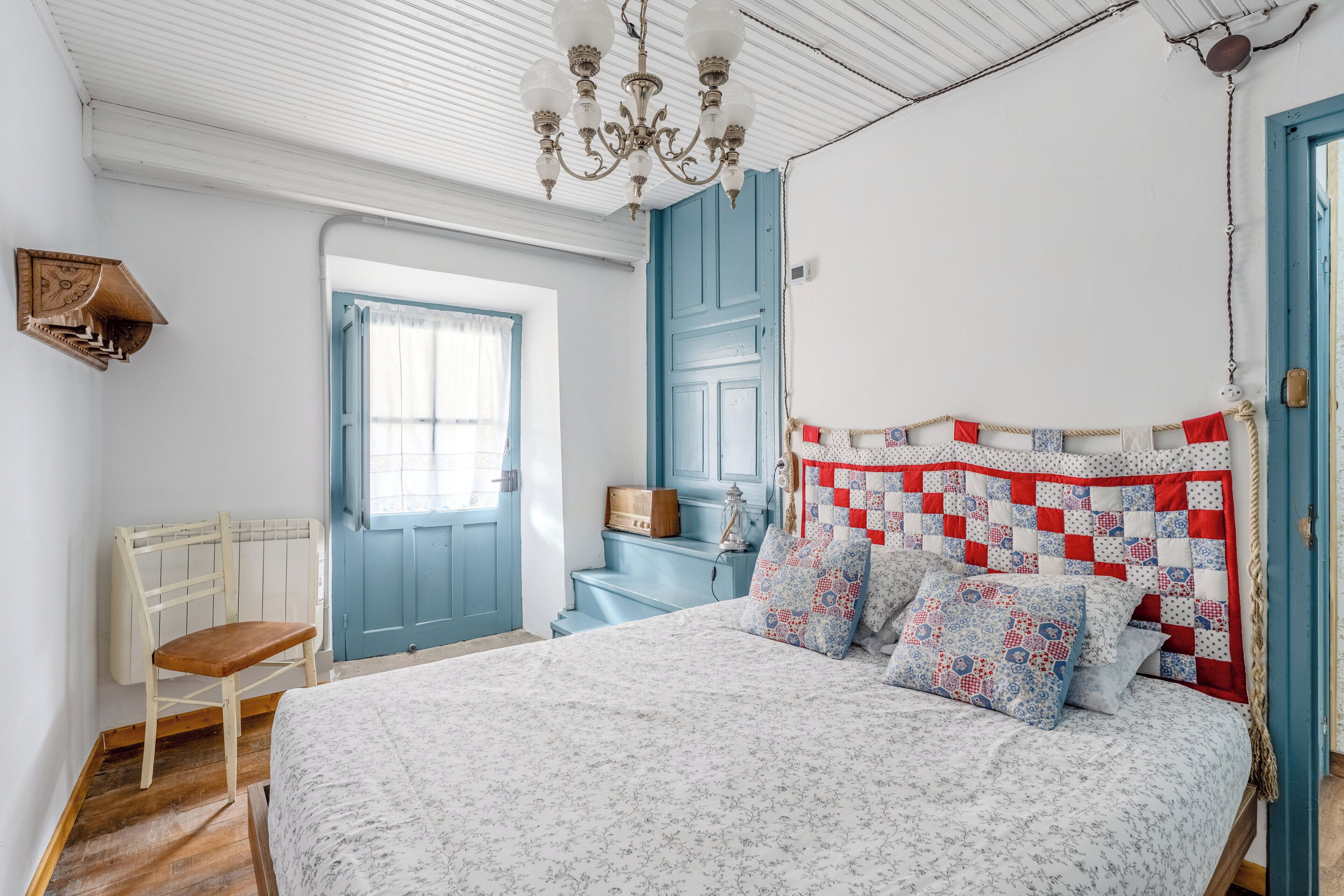 2 slaapkamers, een strijkplank/strijkijzer, reisbedje, beddengoed