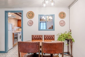 Dining - Cozy cottage in Cabrales 10 minutes from the Bulnes funicular (Cabrales)