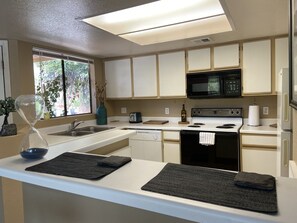 Geladeira, micro-ondas, fogão, cooktop