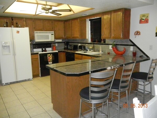 冰箱、微波炉、烤箱、炉灶