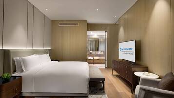 Executive Suite, 1 King Bed | Individually decorated, individually furnished, bed sheets