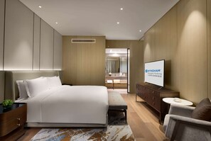 Executive Suite, 1 King Bed | Individually decorated, individually furnished, bed sheets - Wyndham Shanghai Pudong (Shanghai)