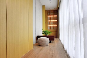 Deluxe Room, 1 King Bed | Individually decorated, individually furnished, bed sheets - Wyndham Shanghai Pudong (Shanghai)