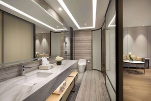 Separate bathtub and shower, rainfall showerhead, towels - Wyndham Shanghai Pudong (Shanghai)