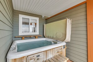 Indoor spa tub