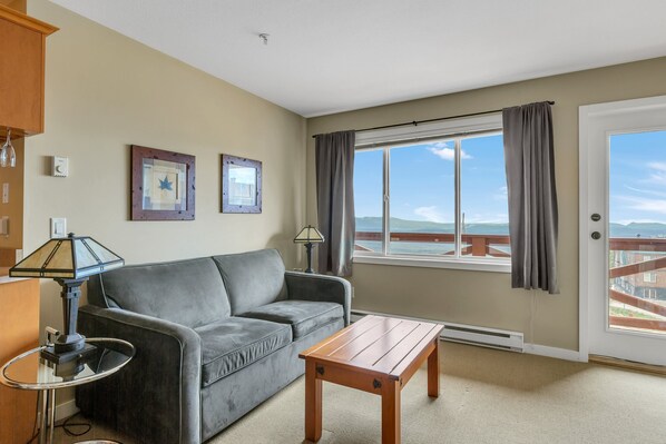 Televisión y chimenea 