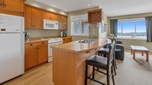 Una cocina moderna con armarios de madera, una isla central, un microondas y un lavabo.