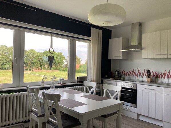 Een koelkast, een magnetron, een oven, een kookplaat