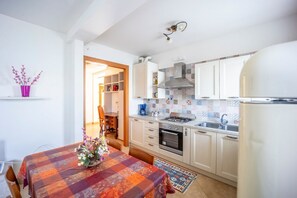 Fridge, oven, stovetop, coffee/tea maker