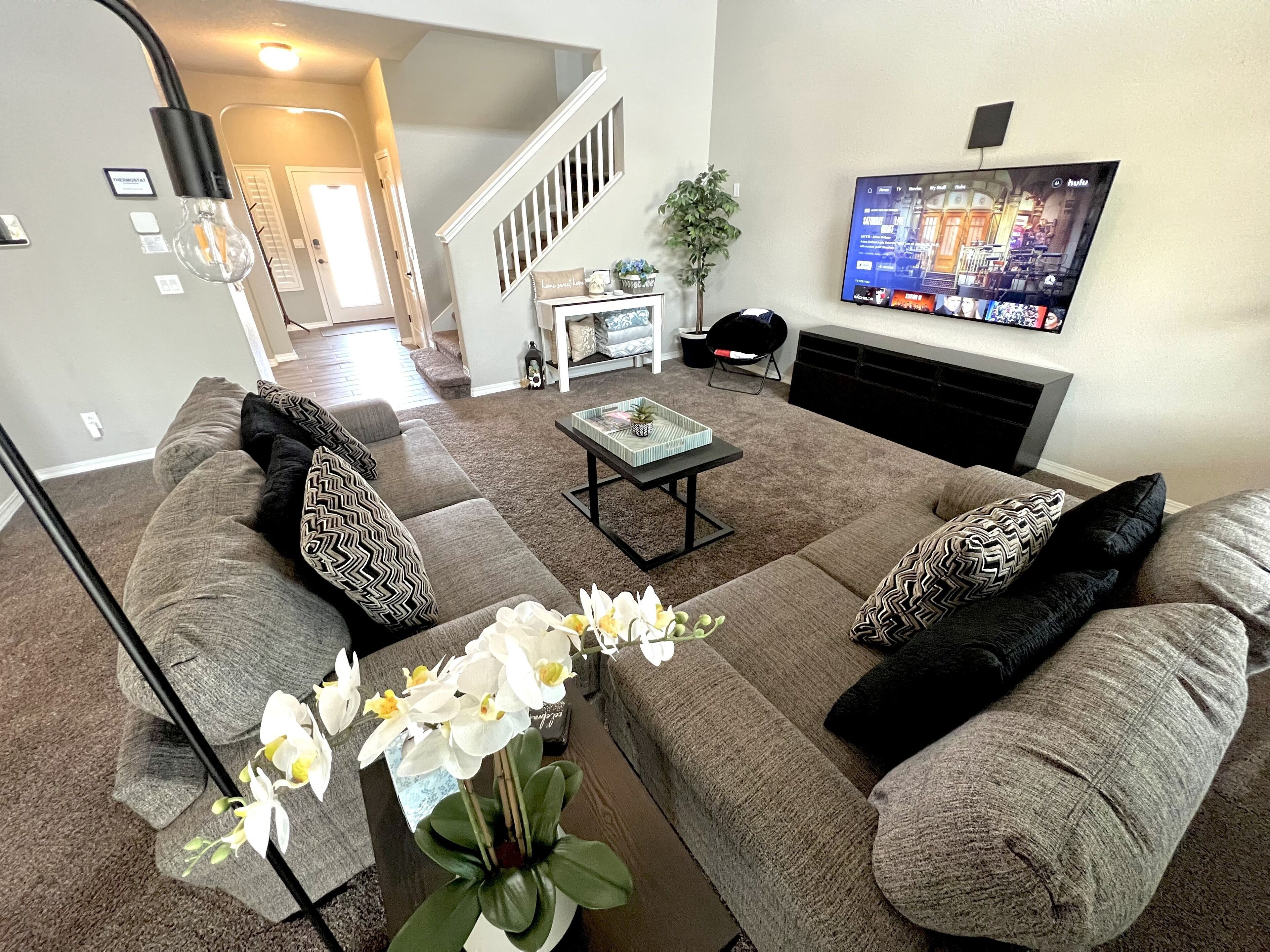 Eastlake Escape, Entire House- Spacious -Great for Families!