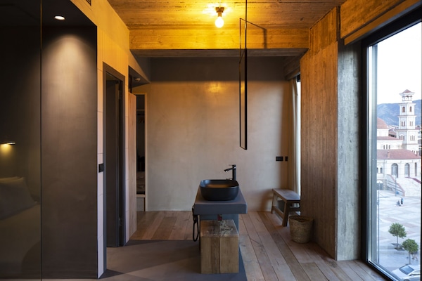 Black Island 17 | Copriletto in piuma, minibar, una scrivania, postazione laptop